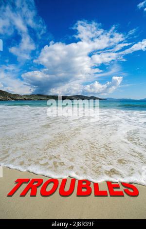 Konzeptbild - um Stress abzuwaschen, indem man einen entspannenden Badeurlaub macht, während die Wellen an einem Sandstrand das Wort „Probleme“ wegwaschen. Stockfoto