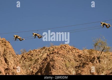 Arta Range, Dschibuti. 27. April 2022. US-Dienstmitglieder mit der kombinierten Joint Task Force „“ Horn of Africa (CJTF-HOA) nehmen am französischen Wüstenkommandokurs (FDCC) in Arta Range, Dschibuti, am 27. April 2022 Teil. Seit 2015 haben die in Dschibuti stationierten französischen Streitkräfte (FFDJ) US-Dienstmitglieder mit CJTF-HOA eingeladen oder nach Camp Lemonnier entsandt, um an dem Kurs teilzunehmen. Mitglieder der CJTF HOA Schulen und arbeiten regelmäßig mit Verbündeten, Partnern und Regierungsorganisationen zusammen, um gemeinsame Anstrengungen zur Verbesserung der Sicherheit, des Wohlstands und der Sicherheit in Ostafrika zu Unternehmen. (Bild: © Stockfoto