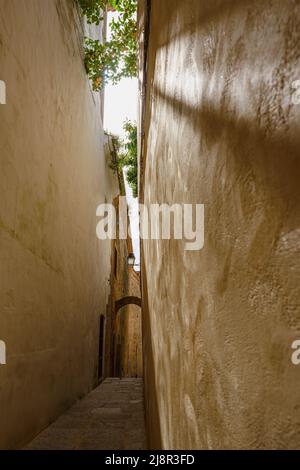 Schmale Gasse im historischen Zentrum von Cáceres Stockfoto