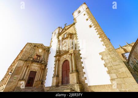 Blick auf eine Kirche in flachem Winkel gegen den blauen Himmel. Kirche von San Francisco Javier oder Kirche des kostbaren Blutes in Caceres, Spanien Stockfoto