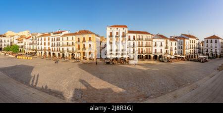 Cáceres, Spanien. 29. April 2022. Landschaftlich schöner Blick auf die Plaza Mayor von einem erhöhten Standpunkt aus Stockfoto