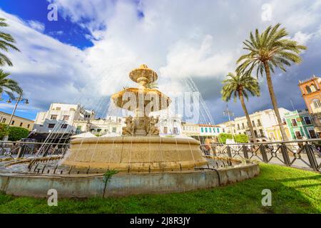 Mérida, Spanien. 28. April 2022. Blick auf den spanischen Platz. Der Platz zeigt einen neobarocken Marmorbrunnen aus dem Ende des 19.. Jahrhunderts Stockfoto