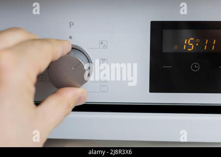 Einstellen der Garmodi und der Backofentemperatur. Kochen, Backen Stockfoto