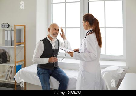 Ärztin konsultieren reife Patienten in der Klinik Stockfoto