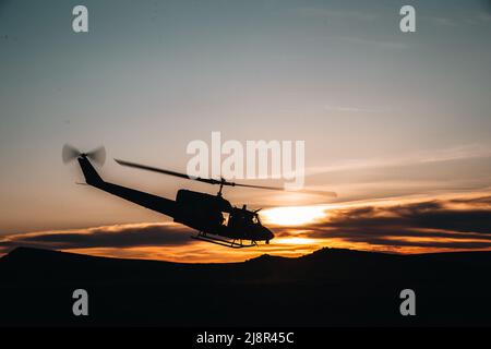 Gowen Field Air National Guard B, Idaho, USA. 4.. Mai 2022. Eine US Air Force Bell UH-1N Twin Huey mit 40. Helicopter Squadron vom Malmstrom Air Force Base Great Falls, Montana, hebt sich von einem Beobachtungspunkt am Gowen Field Air National Guard Base, Idaho, 4. Mai 2022 ab. Garnett Rattler ist eine gemeinsame Trainingsübung zwischen Elementen des anti-Air-Bataillons von littoral 3D, des marine Littoral Regiments von 3D, der US-Armee und der US-Luftwaffe, um simulierte Seekontrolloperationen und gemeinsame Zeit bei Angriffszielen durchzuführen. Quelle: U.S. Marines/ZUMA Press Wire Service/ZUMAPRESS.com/Alamy Live News Stockfoto