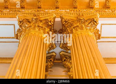 Nahaufnahme einer Linie der Säulen im griechischen Stil Stockfoto