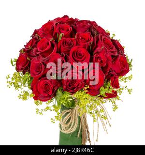 Bouquet von blühenden dunkelroten Rosen in Vase isoliert auf weißem Hintergrund Stockfoto