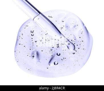 Flüssiges Gel oder Serum auf einem Bildschirm mit weißem, isoliertem Mikroskop-Hintergrund. Kosmetische Pipette mit transparentem Gel auf weißem Hintergrund. Serumöl in Stockfoto