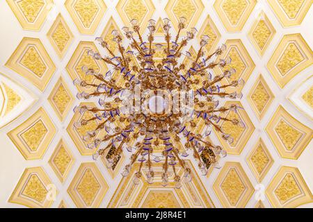 Moskau, Russland, 23. Oktober 2019: Statue der Kaiserin Katharina die Große im Goldenen Saal des Großen Tsaritsyn Palace in Tsaritsyno Museum buchen. Russisch Stockfoto