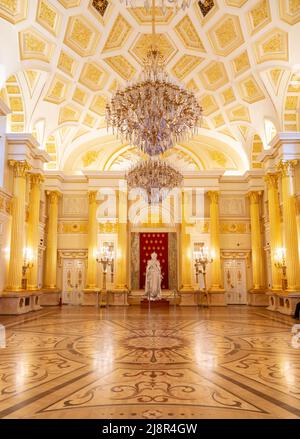 Moskau, Russland, 23. Oktober 2019: Statue der Kaiserin Katharina die Große im Goldenen Saal des Großen Tsaritsyn Palace in Tsaritsyno Museum buchen. Russisch Stockfoto