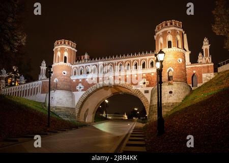 Moskau, Russland, 23. Oktober 2019: Turm der gemusterten Brücke im Zarizyno-Park in Moskau mit Lichtdekorationen in der Nacht. Brücke im Park in der Nähe der Stockfoto