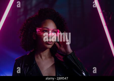 Metaverse Digital Cyber world Technology, junge Frau mit smarter Brille, futuristischer Lifestyle Stockfoto