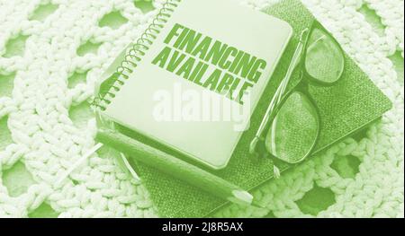 Finanzielle verfügbare Wörter auf dem Cover auf Notebook, Brille und Stift. Business-Konzept für Einkommen Geld Plan. Stockfoto