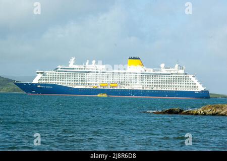 Bantry West Cork Irland Mittwoch, 18. Mai 2022; das Spirit of Adventure Cruise Ship kam heute Morgen mit 1000 Passagieren in Bantry an. Es ist der zweite Cruise Liner, der seit 2019 im Binnenhafen ist und der Beginn der Covid-Pandemie. Die Passagiere stiegen an der Küste aus, um Tagesausflüge zum Mizen Head, Ring of Beara, Garnish Island und zur Stadt Bantry zu Unternehmen. Credit ED/Alamy Live News Stockfoto