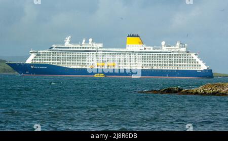 Bantry West Cork Irland Mittwoch, 18. Mai 2022; das Spirit of Adventure Cruise Ship kam heute Morgen mit 1000 Passagieren in Bantry an. Es ist der zweite Cruise Liner, der seit 2019 im Binnenhafen ist und der Beginn der Covid-Pandemie. Die Passagiere stiegen an der Küste aus, um Tagesausflüge zum Mizen Head, Ring of Beara, Garnish Island und zur Stadt Bantry zu Unternehmen. Das britische Schiff hat in Bantry um 7,45am Uhr vor Anker gegangen und wird voraussichtlich um 8pm Uhr wieder in die Segel gehen. Credit ED/Alamy Live News Stockfoto