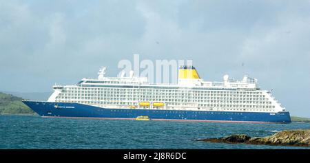 Bantry West Cork Irland Mittwoch, 18. Mai 2022; das Spirit of Adventure Cruise Ship kam heute Morgen mit 1000 Passagieren in Bantry an. Es ist der zweite Cruise Liner, der seit 2019 im Binnenhafen ist und der Beginn der Covid-Pandemie. Die Passagiere stiegen an der Küste aus, um Tagesausflüge zum Mizen Head, Ring of Beara, Garnish Island und zur Stadt Bantry zu Unternehmen. Das Schiff ankerte an der Ostseite der Whiddy Island, da die Wetterbedingungen für den Nachmittag abgehackt waren. Credit ED/Alamy Live News Stockfoto