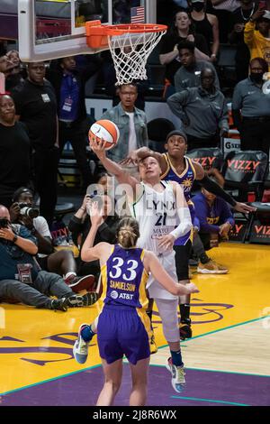 Minnesota Lynx Guard Kayla McBride (21) erzielt das Spiel gewinnen Feldtor und wird von Los Angeles Sparks Guard Brittney Sykes (15) fouled, um eine abzuschließen Stockfoto