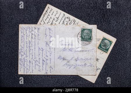 Potsdam, Deutschland - 06. MAI 2022. Alte Postkarten aus den Jahren 1935 und 1939 mit Briefmarken, die das Porträt des deutschen Reichspräsidenten Paul von Hindenburg zeigen, Stockfoto