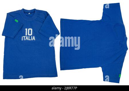 Blaues T-Shirt für Kinder. Fußball- oder Poloshirt mit der Aufschrift italia und der Nummer zehn. Isoliert auf weißem Hintergrund. Sommer Mode für Kinder. Vorn A Stockfoto