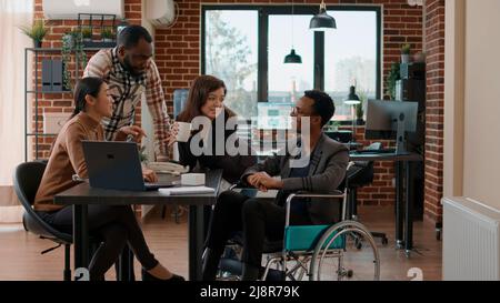 Multiethnische Gruppe von Menschen, die Ideen im Büro Brainstorming, Teamarbeit zur Planung der Finanzstrategie und Marketinganalyse. Mitarbeiter arbeiten zusammen, um an der Geschäftsentwicklung und dem Wachstum zu arbeiten. Stockfoto