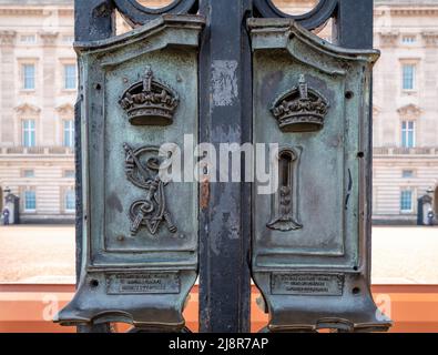 London, Großbritannien - 26. März 2022: Das kunstvolle Bronzeslock an den Toren des Buckingham Palace, der Londoner Residenz von Königin Elizabeth II., die ihre Plati feiert Stockfoto