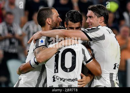 Turin, Italien. 16.. Mai 2022. Paulo Dybala umarmt Leonardo Bonucci vom FC Juventus, Alvaro Morata vom FC Juventus und Dusan Vlahovic vom FC Juventus während des Fußballspiels der Serie A 2021/22 zwischen dem FC Juventus und der SS Lazio im Allianz-Stadion. Kredit: SOPA Images Limited/Alamy Live Nachrichten Stockfoto