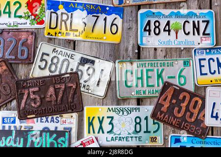 Bar Harbor, Maine, USA - August 28 2014: Alte Kfz-Kennzeichen an einer Wand in Bar Harbor. In den Vereinigten Staaten hat jede Gerichtsbarkeit ein einzigartiges Design, Stockfoto