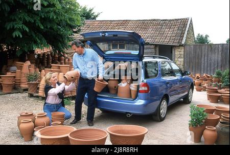 1997 Suzuki Baleno Kombi in einem Gartencenter Stockfoto