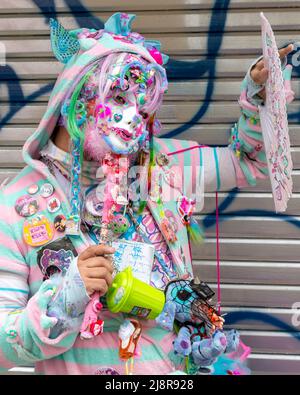 Tokyo, Japan - 19. Juni 2016: junger Mann in der Jugendkultur cosplay Outfit. Harajuku Viertel von Tokio. Stockfoto