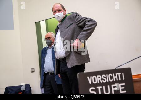 München, Deutschland. 18.. Mai 2022. Anton Roiderer (l.), der langjährige Sprecher der Wiesn-Wirte, und Thomas Roiderer (r.) stehen vor Beginn der Gerichtsverhandlung vor dem Amtsgericht am Eingang der Halle. Den Gastwirten wird die Gewährung von Vergünstigungen vorgeworfen, weil sie angeblich Wiesn-Gutscheine für Bier und Huhn an Polizeibeamte gegeben haben sollen. Kredit: Peter Kneffel/dpa/Alamy Live Nachrichten Stockfoto