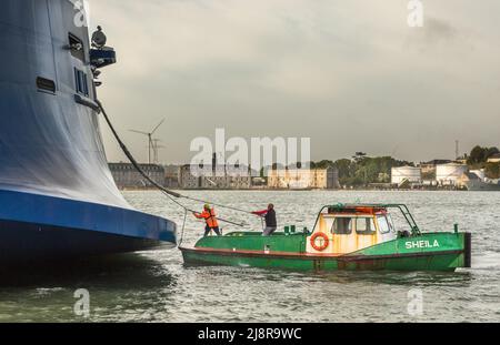 Cobh, Cork, Irland. 18.. Mai 2022. Landarbeiter greifen am Heck des Kreuzfahrtschiffs Celebrity Apex an die Anlegestellen, während sie sich in Cobh, Co. Cork, Irland, festmacht. - Credit; David Creedon / Alamy Live News Stockfoto