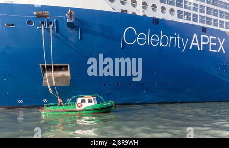 Cobh, Cork, Irland. 18.. Mai 2022. Die Besatzung des Kreuzfahrtschiffs Celebrity Apex führt die Anlegestellen bis zum wartenden Arbeitsboot Geata Ban während der Anlegearbeiten in Cobh, Co. Cork, Irland. - Credit; David Creedon / Alamy Live News Stockfoto