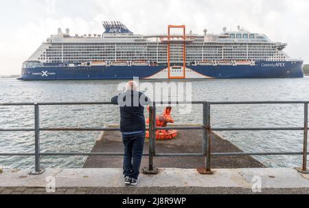 Cobh, Cork, Irland. 18.. Mai 2022. Pierce Donovan wacht, als das 306 Meter lange Kreuzschiff Celebrity Apex in Cobh, Co. Cork, Irland, ankommt. -Credit; David Creedon / Alamy Live News Stockfoto