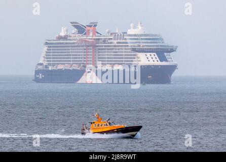 Cobh, Cork, Irland. 18.. Mai 2022. Das Pilotboot Failte kehrt zur Basis zurück, während das Kreuzschiff Celebrity Apex für einen Besuch in Cobh, Co. Cork, Irland, in den Hafen dampft. - Credit; David Creedon / Alamy Live News Stockfoto