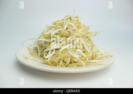 Stapel der Sojasprossen auf weißem Hintergrund Stockfoto