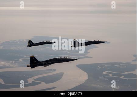 Usa. 4.. Mai 2022. Drei T-38A-Talonen, die dem 2. Fighter Training Squadron zugewiesen wurden, fliegen während der Übung Sentry Savannah 22-1, 4. Mai 2022 über Georgien. Der 2. FTS ist ein gegnerische Geschwader, die hauptsächlich für die formale Trainingseinheit F-22 Raptor, das 43. Fighter Squadron, eine Nachbildung von Bedrohungen ermöglicht. Beide Einheiten nahmen an Sentry Savannah Teil, einer gleichrangigen Trainingsübung, die vom Air National Guards Air Dominance Center veranstaltet wurde. Quelle: U.S. Air Force/ZUMA Press Wire Service/ZUMAPRESS.com/Alamy Live News Stockfoto