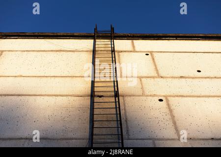 Ersatztreppe an der Wand des Gebäudes. Stahltreppe. Notausflucht aus dem Haus. Stockfoto