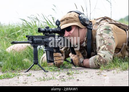 Kiew, USA, 17.. Mai 2022. Zivile Freiwillige, die für den Eintritt in die ukrainische Armee trainieren. (Foto: Michael Brochstein/Sipa USA) Quelle: SIPA USA/Alamy Live News Stockfoto