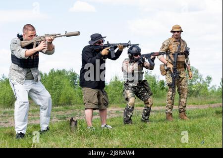 Kiew, USA, 17.. Mai 2022. Zivile Freiwillige, die für den Eintritt in die ukrainische Armee trainieren. (Foto: Michael Brochstein/Sipa USA) Quelle: SIPA USA/Alamy Live News Stockfoto