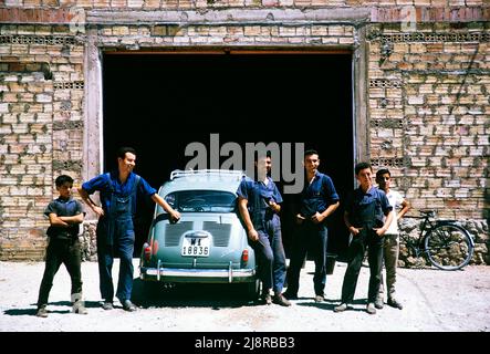 Die Mechaniker stehen neben DEM WAGEN SEAT 600, Spanien 1964 Stockfoto