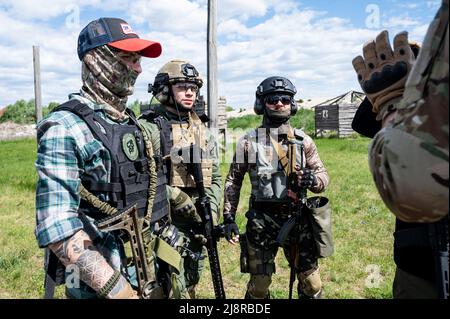 Kiew, USA, 17.. Mai 2022. Zivile Freiwillige, die für den Eintritt in die ukrainische Armee trainieren. (Foto: Michael Brochstein/Sipa USA) Quelle: SIPA USA/Alamy Live News Stockfoto