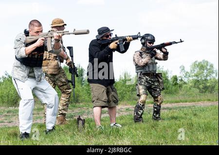 Kiew, USA, 17.. Mai 2022. Zivile Freiwillige, die für den Eintritt in die ukrainische Armee trainieren. (Foto: Michael Brochstein/Sipa USA) Quelle: SIPA USA/Alamy Live News Stockfoto