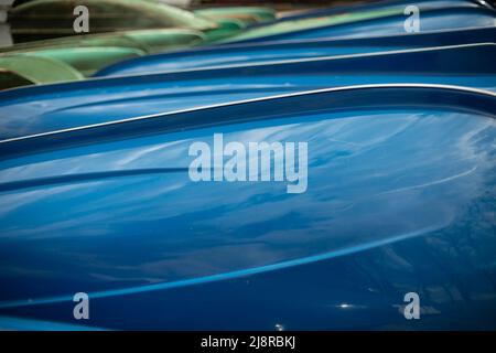 Blaue Boote am Strand. Bootstation am See. Boote trocknen an Land. Stockfoto