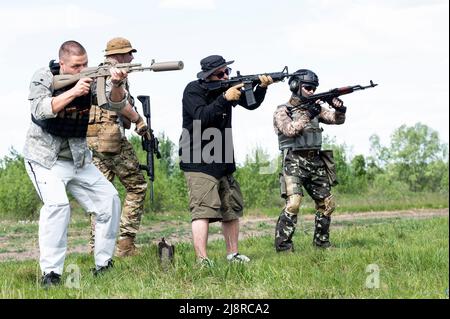 Kiew, Oblast Kiew, USA. 17.. Mai 2022. Zivile Freiwillige, die für den Eintritt in die ukrainische Armee trainieren. (Bild: © Michael Brochstein/ZUMA Press Wire) Stockfoto