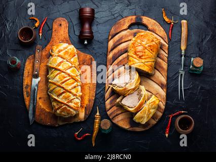 Englisches Gericht aus Rinderfilet in Blätterteig, gefüllt mit Pilzen. Wellington Meat Stockfoto