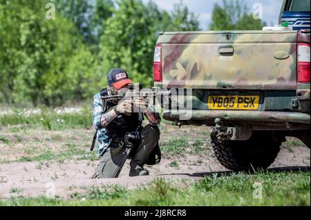 Kiew, Oblast Kiew, USA. 17.. Mai 2022. Zivile Freiwilligenausbildung für den Eintritt in die ukrainische Armee. (Bild: © Michael Brochstein/ZUMA Press Wire) Stockfoto