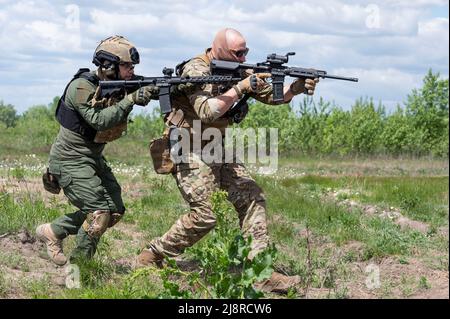 Kiew, Oblast Kiew, USA. 17.. Mai 2022. Zivile Freiwillige, die für den Eintritt in die ukrainische Armee trainieren. (Bild: © Michael Brochstein/ZUMA Press Wire) Stockfoto