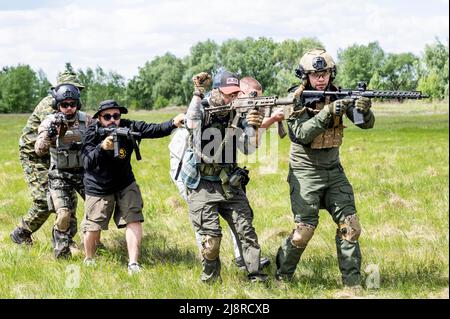 Kiew, Oblast Kiew, USA. 17.. Mai 2022. Zivile Freiwillige, die für den Eintritt in die ukrainische Armee trainieren. (Bild: © Michael Brochstein/ZUMA Press Wire) Stockfoto