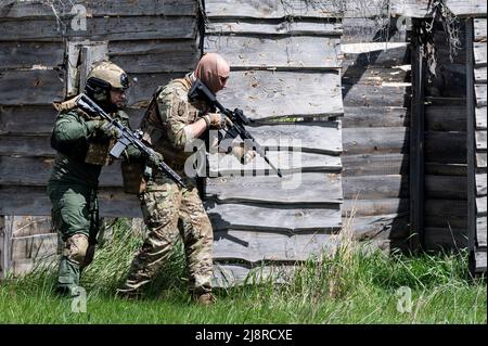 Kiew, Oblast Kiew, USA. 17.. Mai 2022. Zivile Freiwillige, die für den Eintritt in die ukrainische Armee trainieren. (Bild: © Michael Brochstein/ZUMA Press Wire) Stockfoto