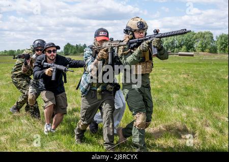 Kiew, Oblast Kiew, USA. 17.. Mai 2022. Zivile Freiwillige, die für den Eintritt in die ukrainische Armee trainieren. (Bild: © Michael Brochstein/ZUMA Press Wire) Stockfoto